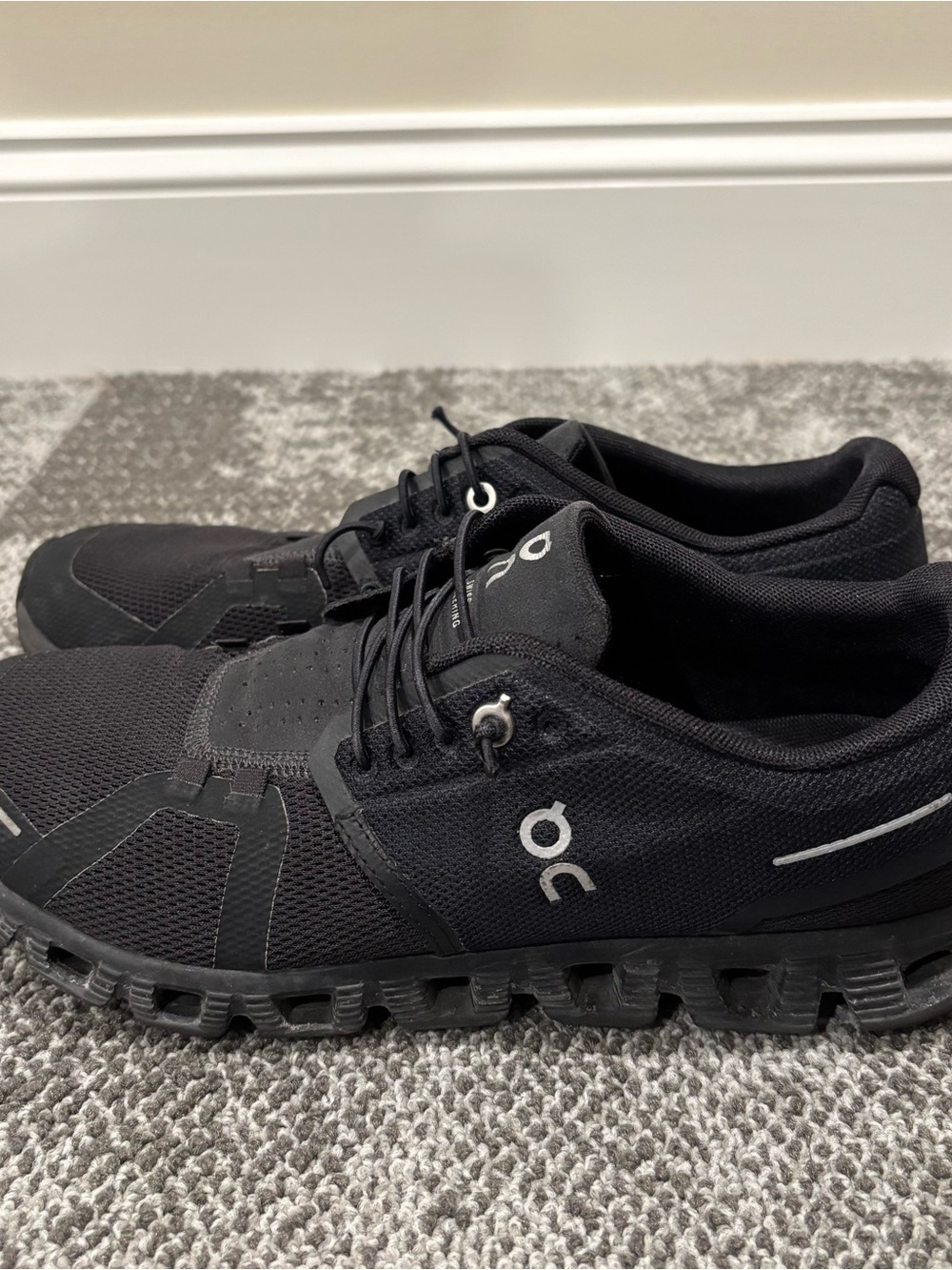 On Running Cloud 6 Triple Black Athletic Shoes Womens U.S. 9.5 - Picture 3 of 6
